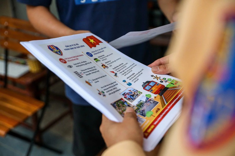 Authorities crack down on safety violations on Hanoi’s trackside café street