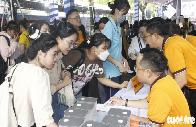 Up to 82 percent of Vietnamese companies plan salary raises for 2025: survey