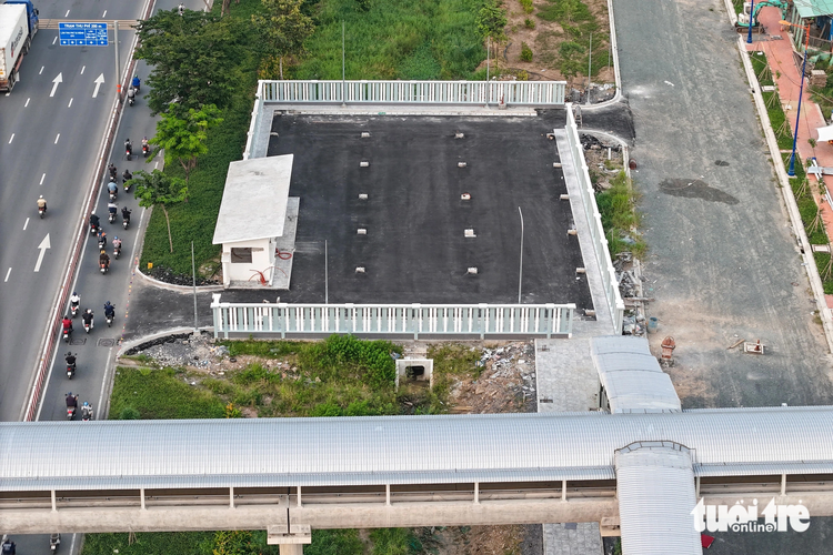 Most parking lots along Ho Chi Minh City's 1st metro line basically complete