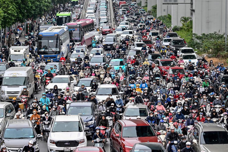 Vietnam pushes electric motorbikes as pollution becomes 'unbearable'