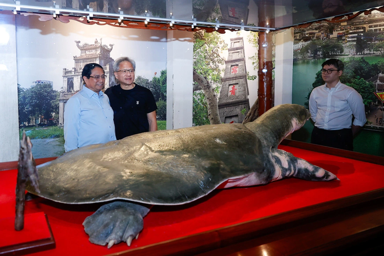 Vietnam PM, US chipmaker Nvidia CEO explore Hanoi nightlife