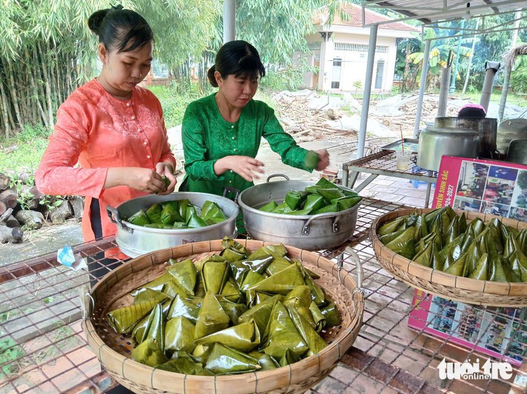 ‘Bánh tét’ and ‘bánh ít’ a common offering at death anniversaries in southern Vietnam