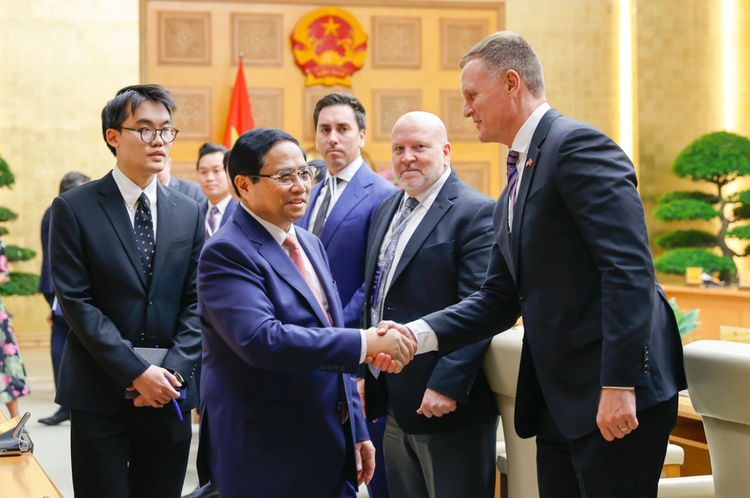 Vietnam’s premier meets US aerospace, defense, security enterprises