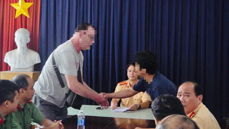 Vietnam police help foreigner, local motorbike taxi driver reconcile following traffic collision