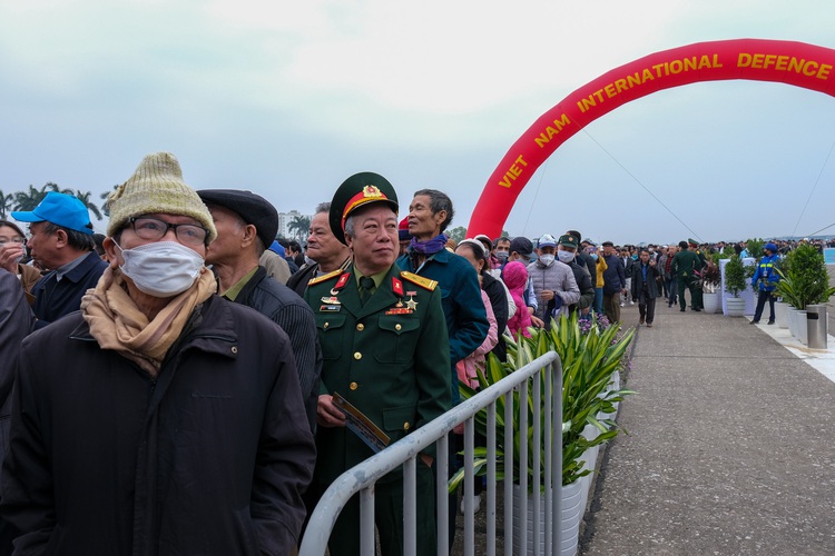 Thousands queue up early for Int’l Defense Expo in Hanoi
