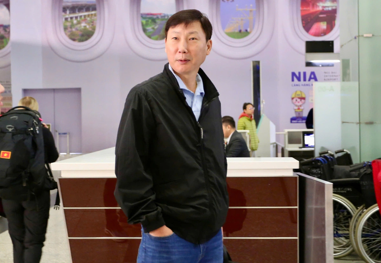 Vietnamese people in Singapore welcome Vietnam football team for regional tourney semi