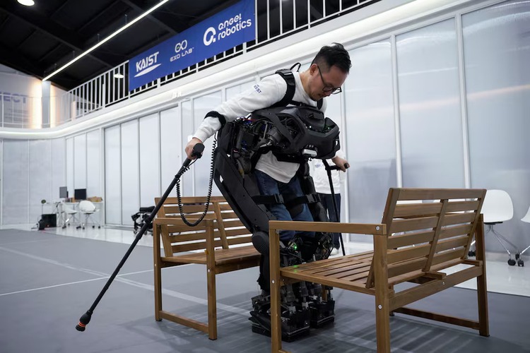 South Korean team develops ‘Iron Man’ robot that helps paraplegics walk