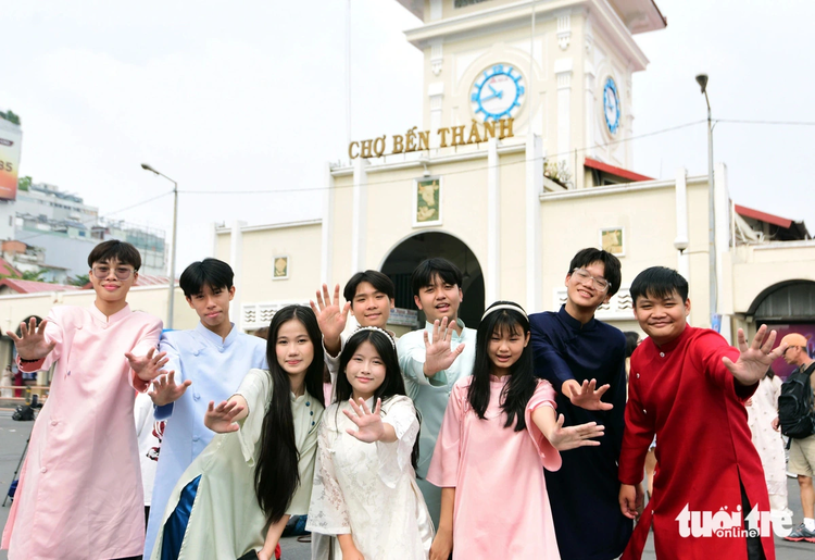 Young people rush to downtown Ho Chi Minh City for Tet-themed photos