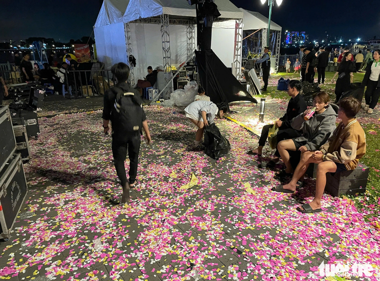 Trash fills downtown Ho Chi Minh City after 2025 New Year countdown event