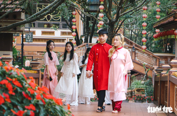 Charming Da Nang pagoda draws young people for Tet-themed photoshoots