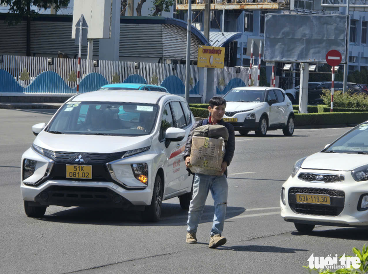 Traffic jams, unwilling taxi drivers leave airport passengers waiting in Ho Chi Minh City