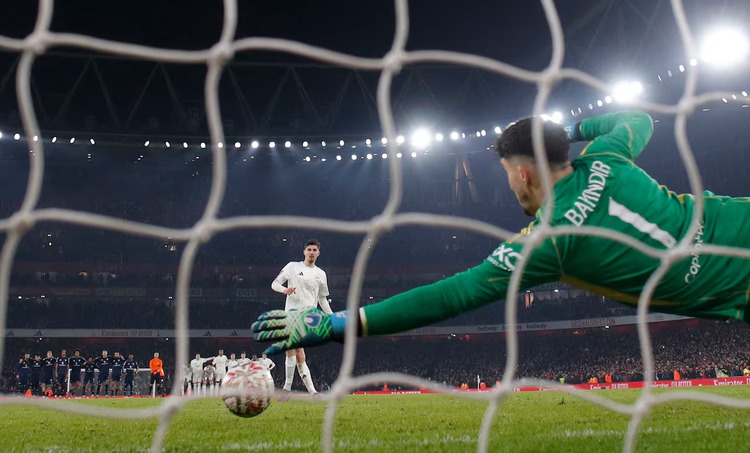 Man Utd win FA Cup third round shootout at Arsenal, Spurs need extra time