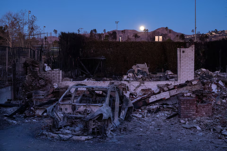 Fire-ravaged Los Angeles in path of dangerous Santa Ana winds