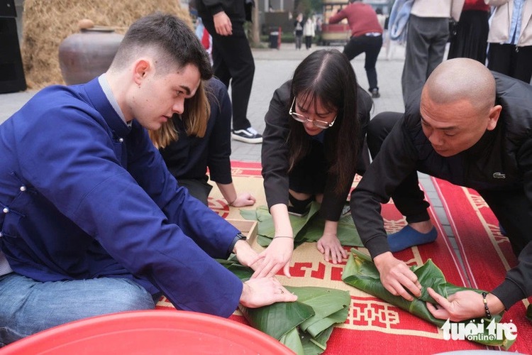 Int’l students wear 'ao dai,' wrap 'banh chung' to welcome Vietnamese Tet