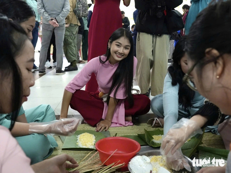 Int’l students learn about Vietnamese Tet by joining year-end parties, wrapping ‘banh chung,’ writing calligraphy