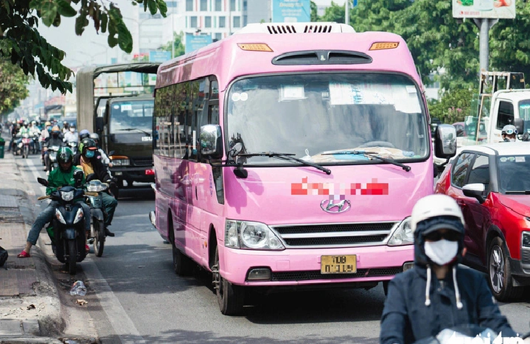 Traffic congestion worsens as cars, motorcycles encroach on each other’s lanes in Ho Chi Minh City
