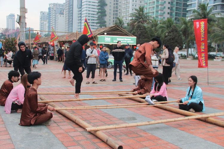 Foreign tourists experience traditional Tet atmosphere in Da Nang