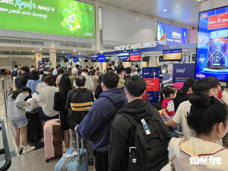 Long lines at Tan Son Nhat airport as Tet travel kicks off