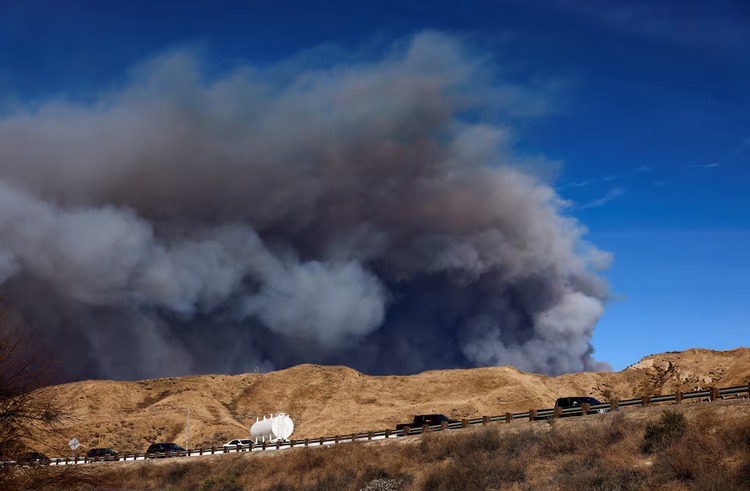 New wildfire near Los Angeles explodes to 8,000 acres, forces evacuations