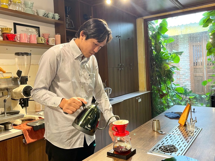 Vietnamese students learn barista skills for part-time jobs, cultural integration in Australia