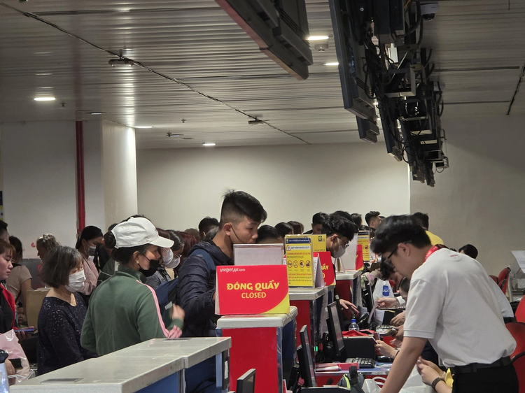 Passengers face overcrowding, flight delays at Tan Son Nhat airport