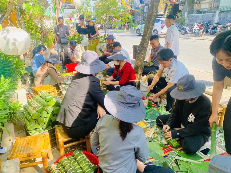 Int’l tourists enjoy wrapping 'banh chung,' 'banh tet' for Vietnamese Tet in Hoi An