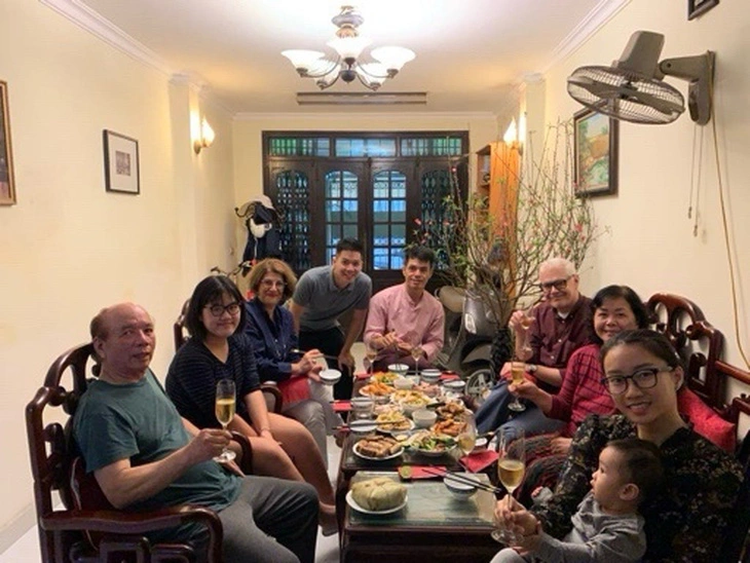 Foreigners fascinated by Vietnamese Tet: Lucky money, ‘banh chung,’ and more