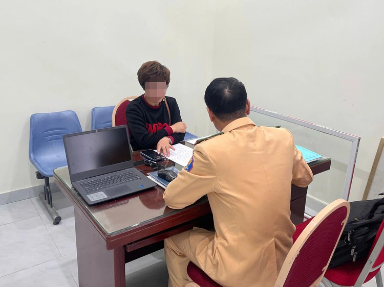 Driver faces $1,600 fine for wrong-way driving on northern Vietnam expressway