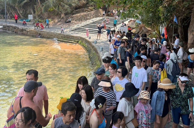 Int’l tourists flock to Vietnam’s Phu Quoc for Vietnamese Tet celebrations