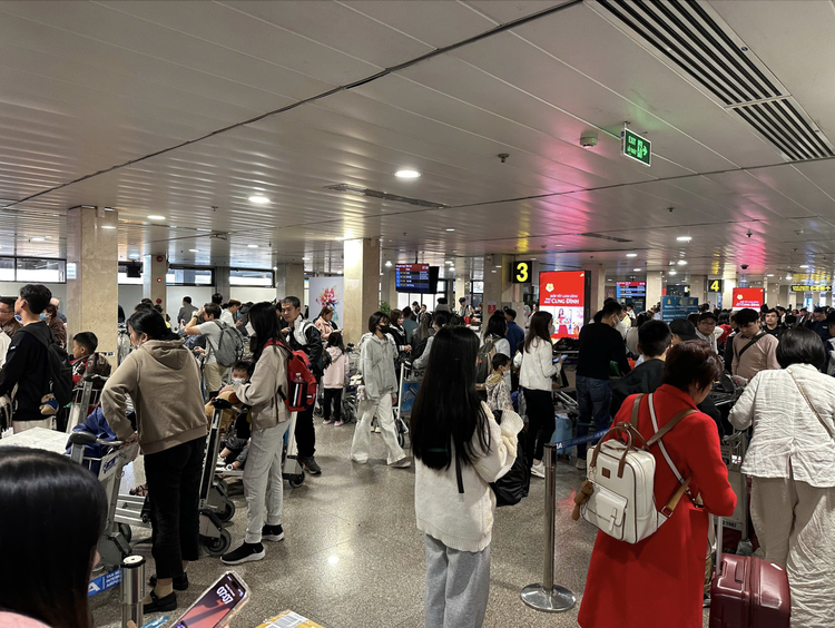 Ho Chi Minh City airport faces crowds after Tet