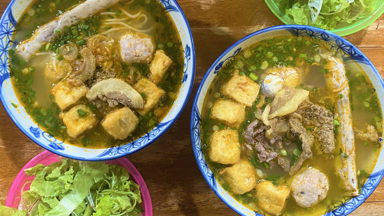 Hanoi eatery suspended for charging diners 10 times for 3 bowls of crab noodle soup