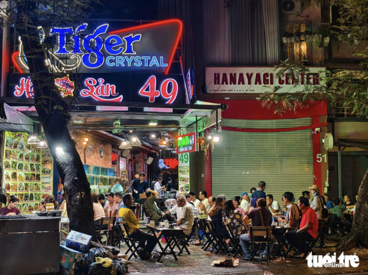 In Ho Chi Minh City, restaurants, eateries see full houses again after Tet