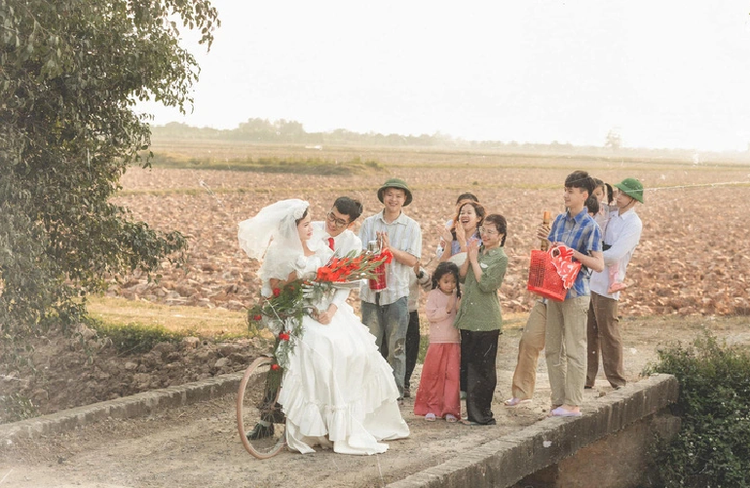 Old-style pre-wedding photos of Vietnamese couple go viral