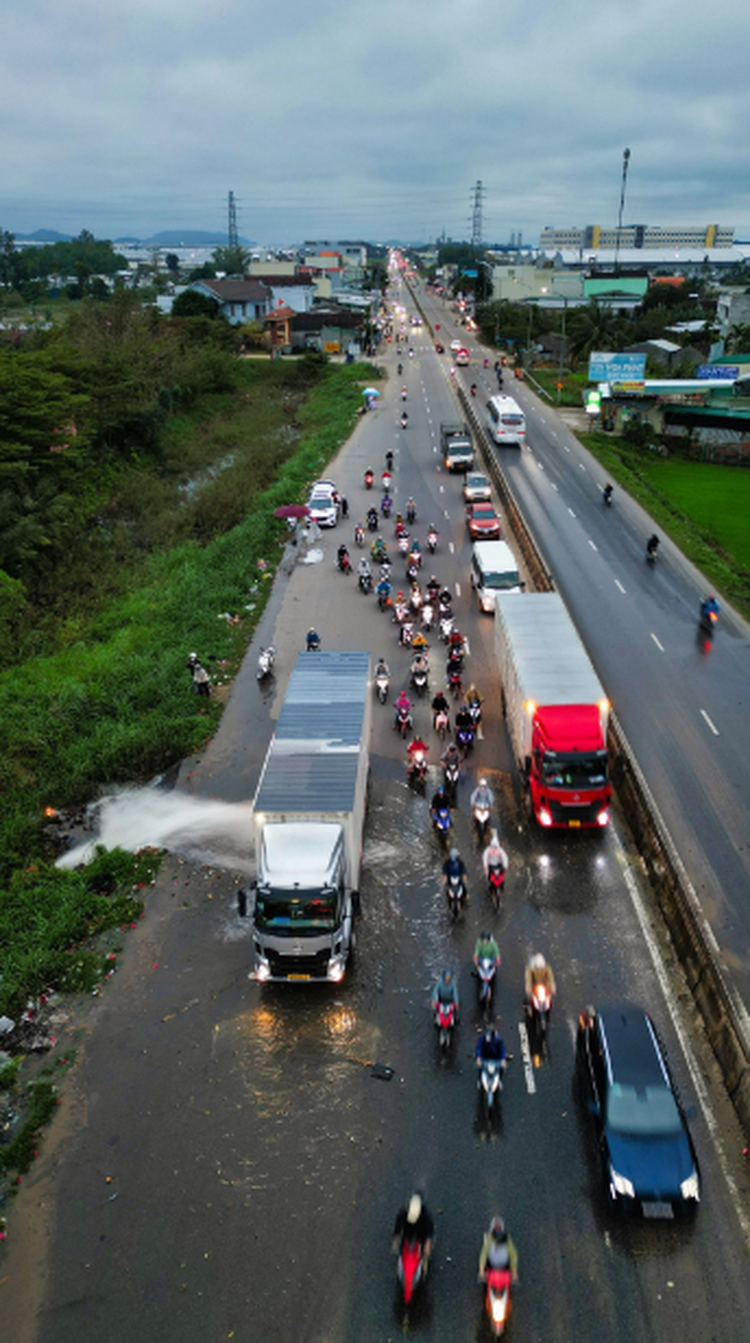 Truck driver praised for blocking water flow to help motorcyclists on Vietnam highway