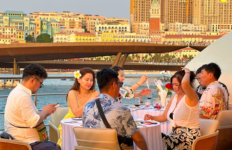 50 Mongolian couples celebrate Valentine’s Day on luxury yacht in Vietnam’s Phu Quoc