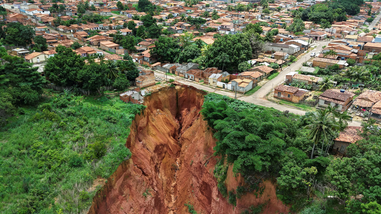 Massive sinkholes put hundreds in Amazonian town at risk