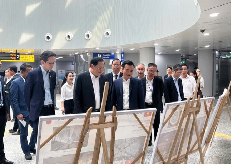 Vietnam Party chief takes ride on Ho Chi Minh City metro line