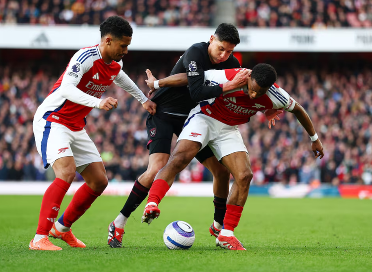 Arsenal suffer title blow, Manchester United salvage draw at Everton