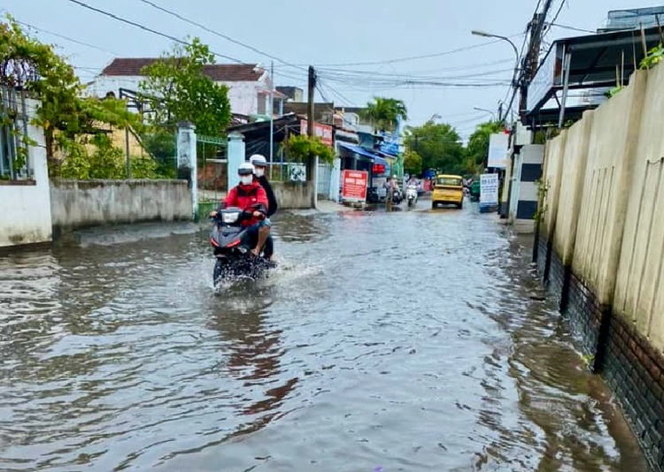Heavy downpour leaves Vietnam's Phu Yen inundated