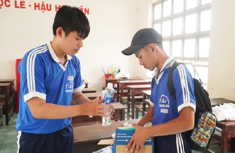 Vietnamese student collects leftover food, scrap metal on way home from school to support family