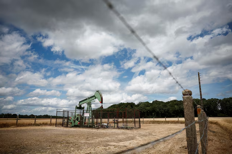 Oil set for biggest weekly drop since October on tariff uncertainty, supply gains
