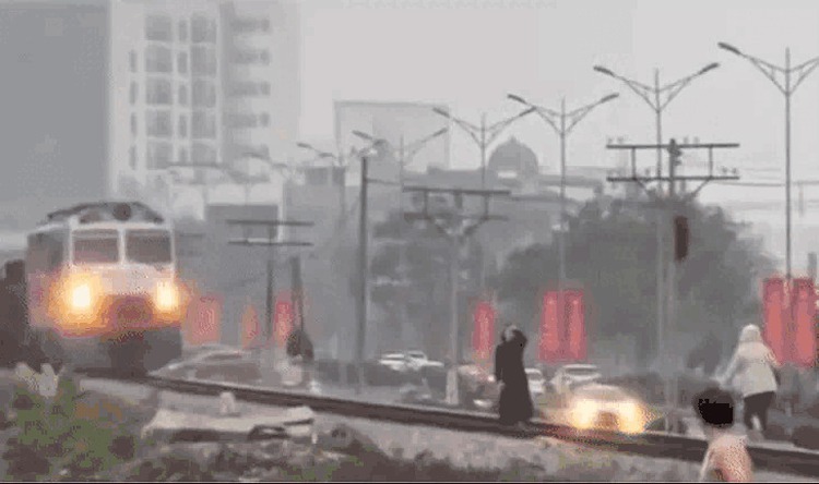 In Vietnam, 2 women risk lives for photos on railway tracks