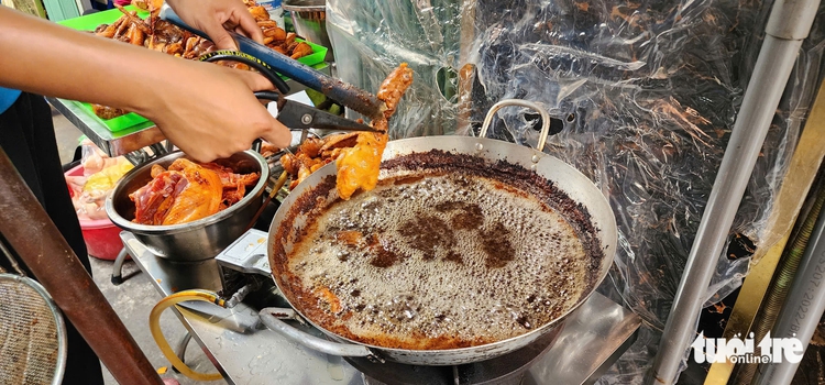 Ramadan food market in Ho Chi Minh City draws crowds every afternoon