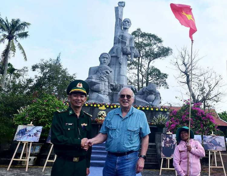 US veterans pay tribute to massacre victims in central Vietnam with flowers, violin performance