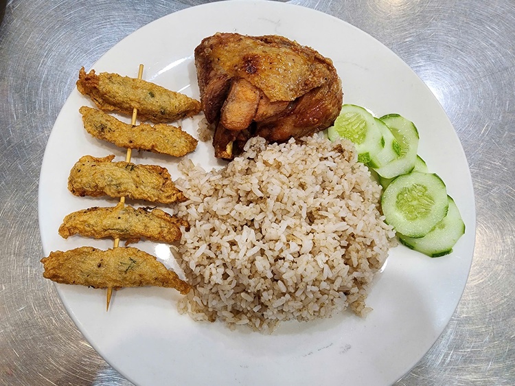 Modest fried chicken rice diner in Ho Chi Minh City wins loyal customers with flavor, kindness
