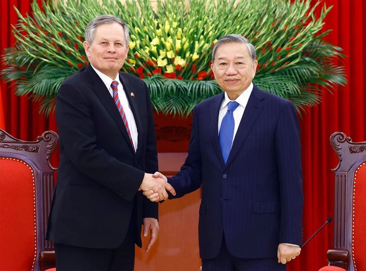 Top Vietnamese leaders receive US Senator
