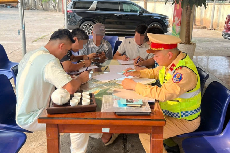 4 Porsche drivers fined for veering into wrong lane in northern Vietnam