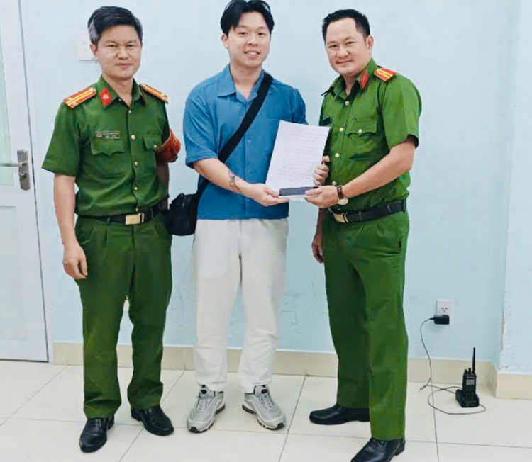Foreign visitor writes thank-you letter to airport police in Ho Chi Minh City for recovering lost phone