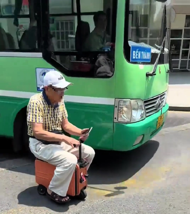 Police verify video of foreigner riding electric suitcase on Ho Chi Minh City street