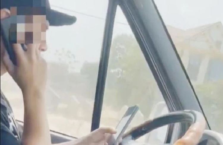 16-seater passenger bus driver fined for using 2 phones while driving in north-central Vietnam